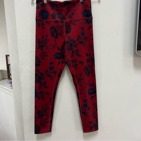 Women’s FP Movement Floral Red Leggings Size M - Picture 1 of 3